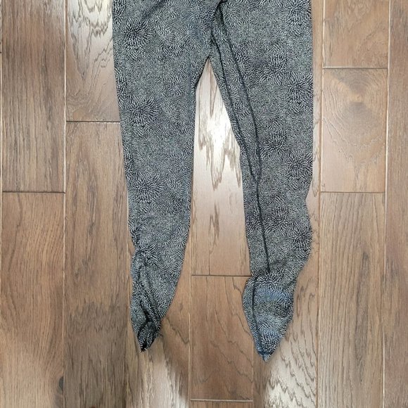 NWT CRZ YOGA active leggings size M 8/10 medium Black w/ white dot pattern - Picture 2 of 3